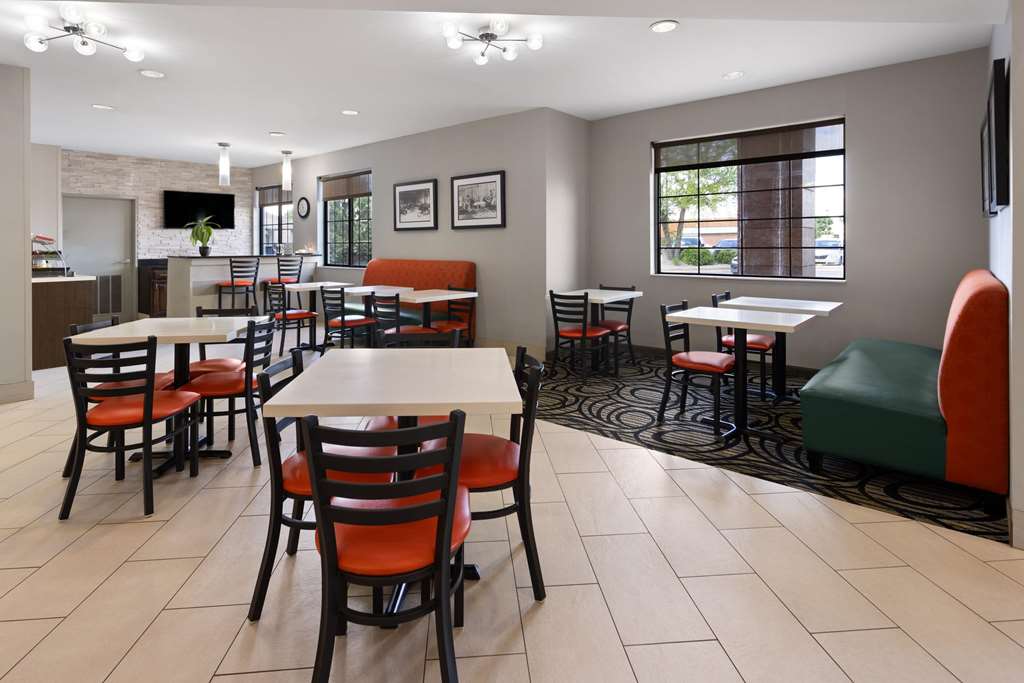 La Quinta Inn & Suites by Wyndham Kokomo - photo 8