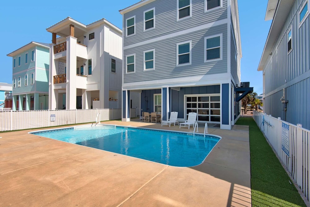 Serendipity Cottage — 4-Star Luxury Hotel in Navarre, United States
