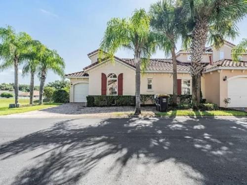 Stunning modern 3 bedrm pool home ideal location — 4-Star Luxury Hotel in Davenport, United States