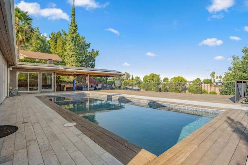 Middlebury Heights with Pool in Los Angeles, United States