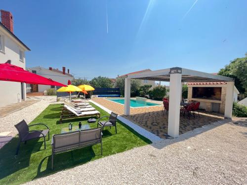 Holiday house with a private heated swimming pool — 4-Star Luxury Hotel in Galizana, Croatia