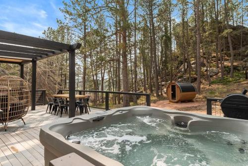 Hilltop Cottage — 4-Star Luxury Hotel in Custer, United States