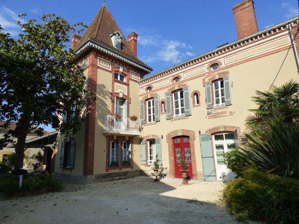 Chambre D'hôtes Bastide du Cosset — 4-Star Luxury Hotel in Barcelonne-Du-Gers, France
