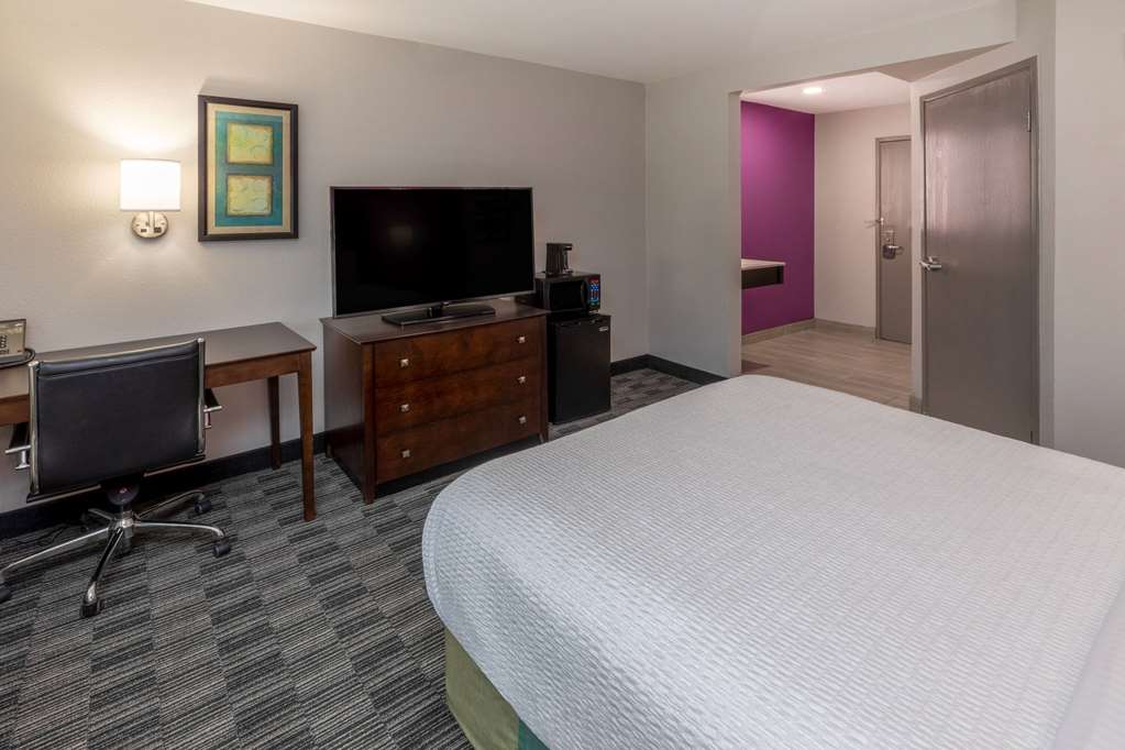 La Quinta Inn & Suites by Wyndham Houston NW Brookhollow - photo 22