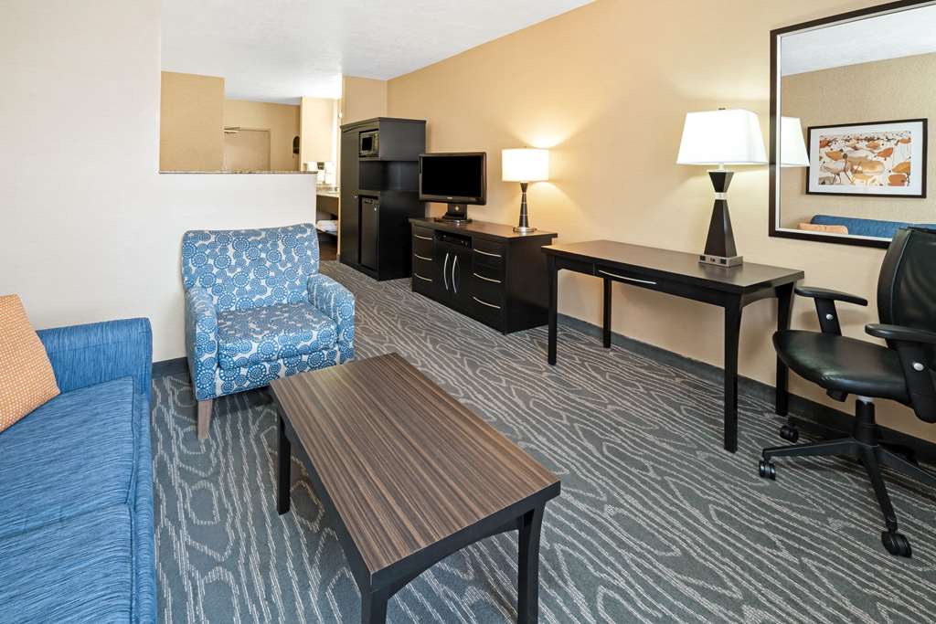 La Quinta Inn & Suites by Wyndham Logan - photo 18
