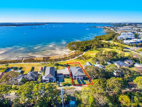 Taren Point Beach House — 4-Star Luxury Hotel in Taren Point, Australia