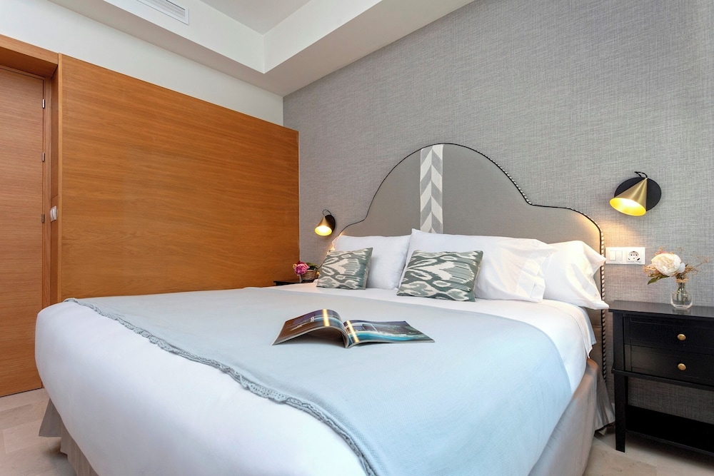 Exclusive Apartment 5BD in Seville. Carlos V — 4-Star Luxury Hotel in Sevilla, Spain