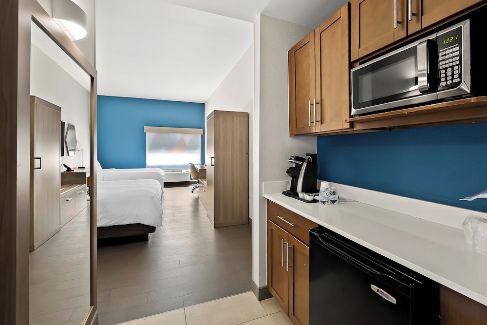 Holiday Inn Express & Suites Raleigh NE Medical Ctr Area by IHG - photo 14