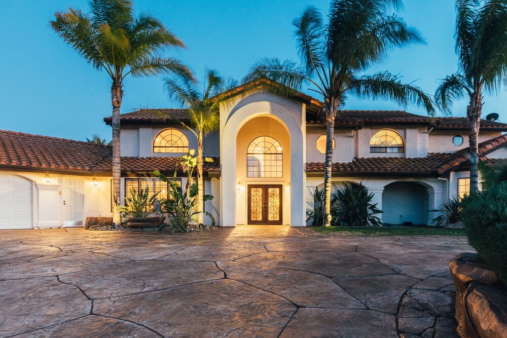 Moana by AvantStay Prvt Oasis w Scenic Views Tiki Bar & Pool w Water Slide in Temecula, United States