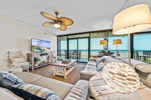 Updated direct oceanfront condo with large private balcony and a beachfront pool — 4-Star Luxury Hotel in New Smyrna Beach, United States
