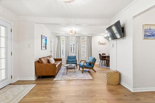 NO WORRIES Beachy cottage 5 Minute walk to beach — 4-Star Luxury Hotel in Gulfport, United States
