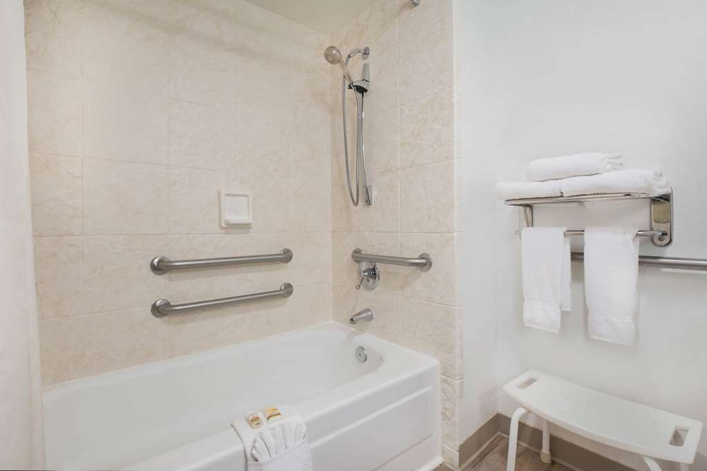 La Quinta Inn by Wyndham Everett - photo 20