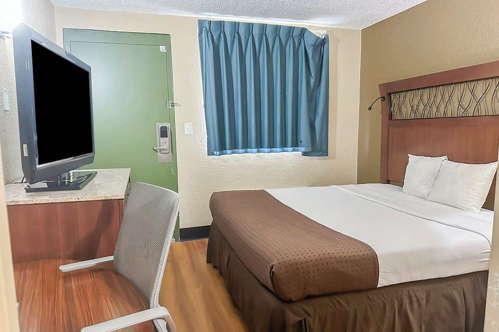 OYO Hotel Mobile AL I 65 at Airport Blvd - photo 17