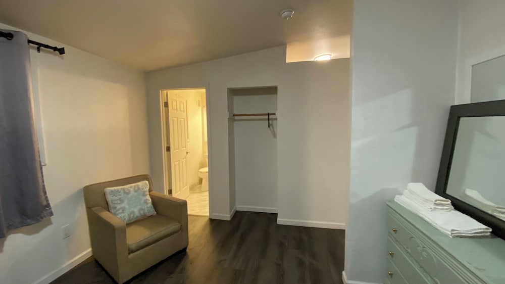 Golden Kent Motel - photo 23