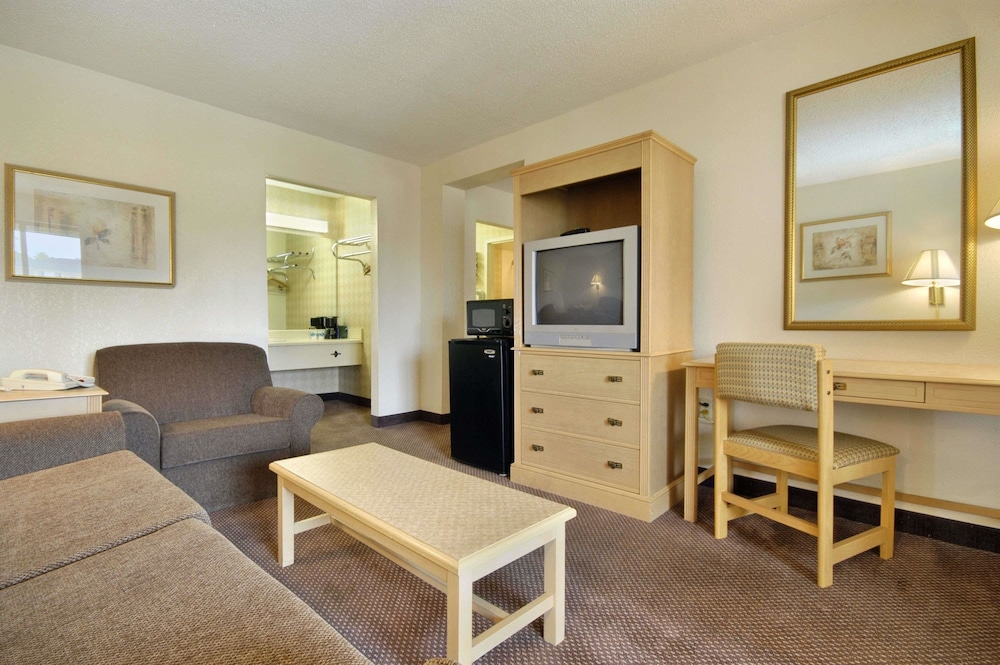 Days Inn & Suites by Wyndham Mobile - photo 22