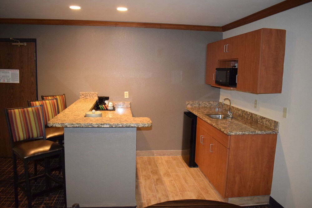 Best Western Wichita North Hotel and Suites - photo 17