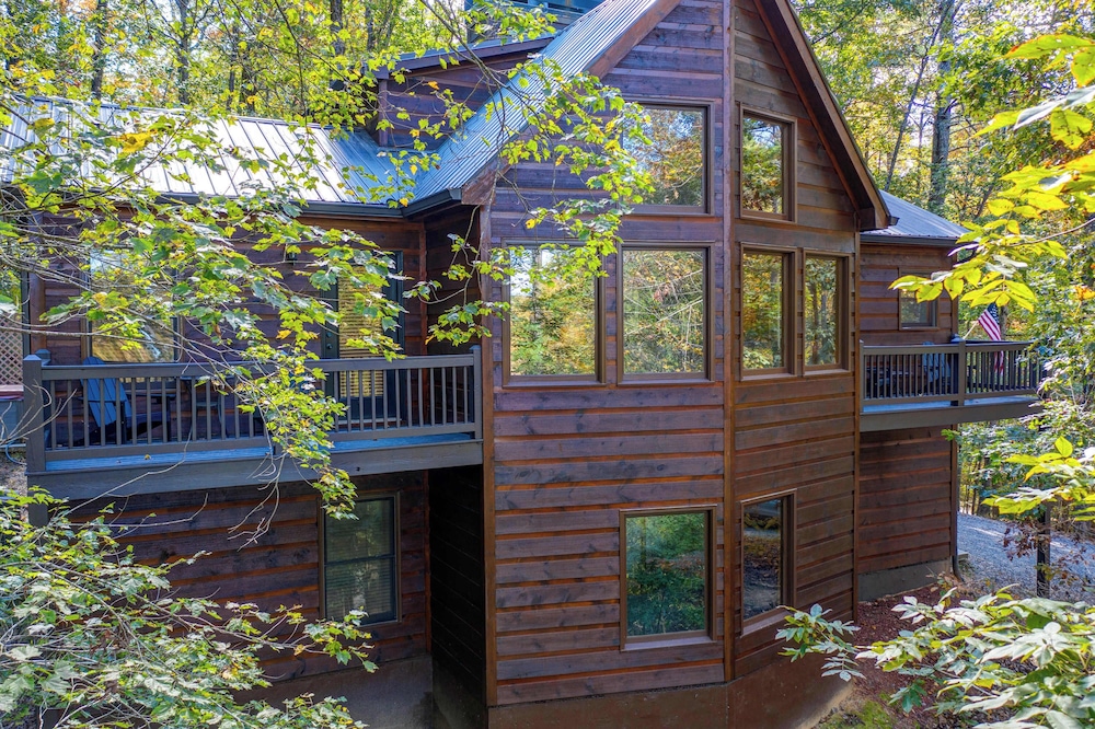 Buck Valley Lodge Mountain Getaway — 5-Star Luxury Hotel in Ellijay, United States