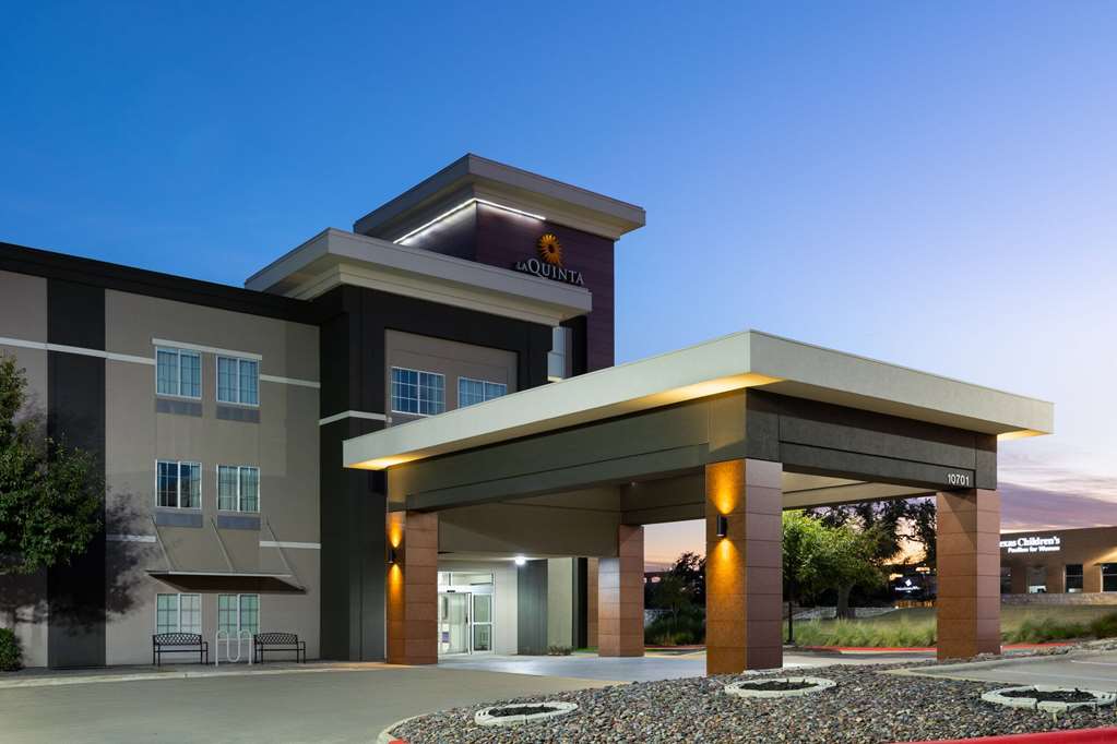 La Quinta Inn & Suites by Wyndham Austin NW Lakeline Mall - photo 2