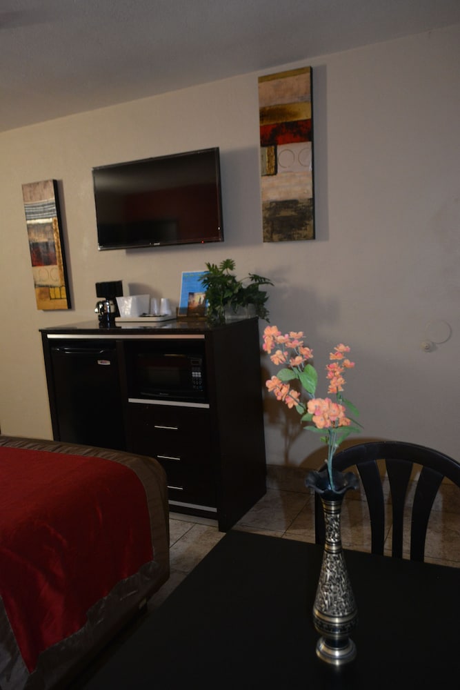 Harbor Inn & Suites - photo 36