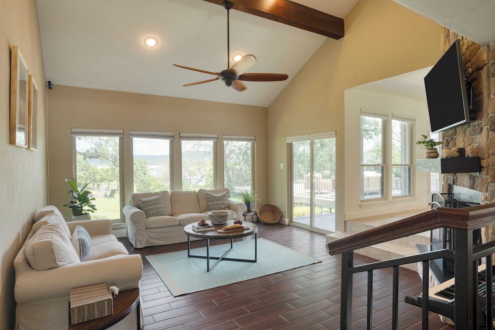 Travis by Avantstay Waterfront Lake Retreat - photo 9