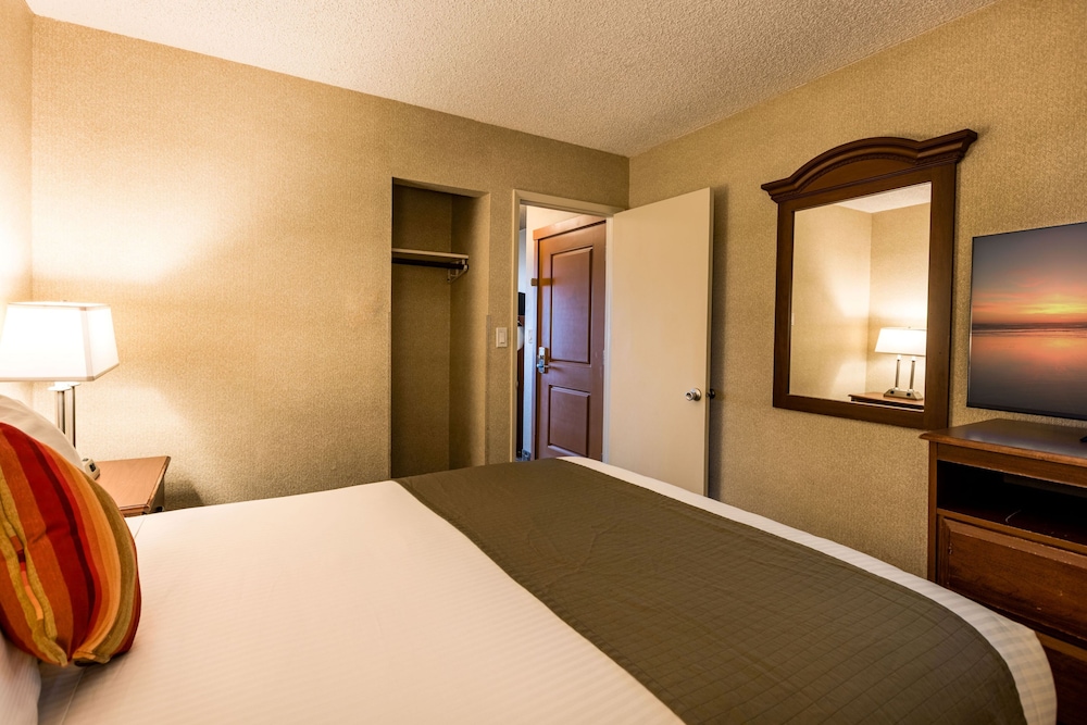 Ebb Tide Oceanfront Inn - photo 32