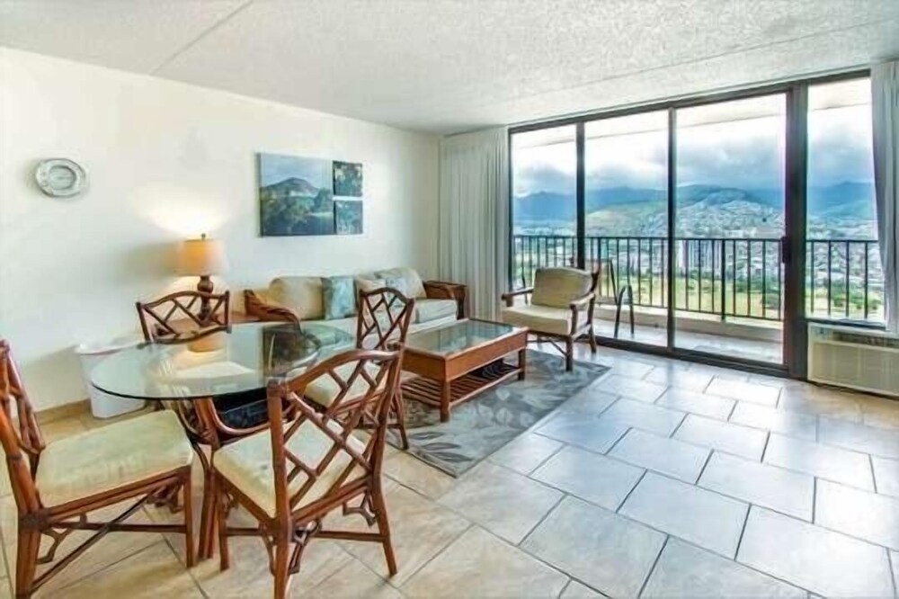Deluxe Panoramic Mountain View Condo 37th Floor Free parking & Wifi condo — 4-Star Luxury Hotel in Honolulu, United States