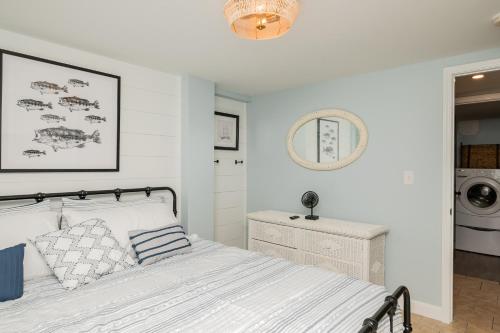 Sawyers Shore Shack by Oak Island Accommodations - photo 40