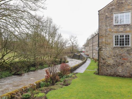 9 Riverside Walk