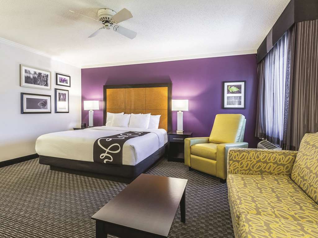 La Quinta Inn & Suites by Wyndham Cleveland Airport North - photo 19