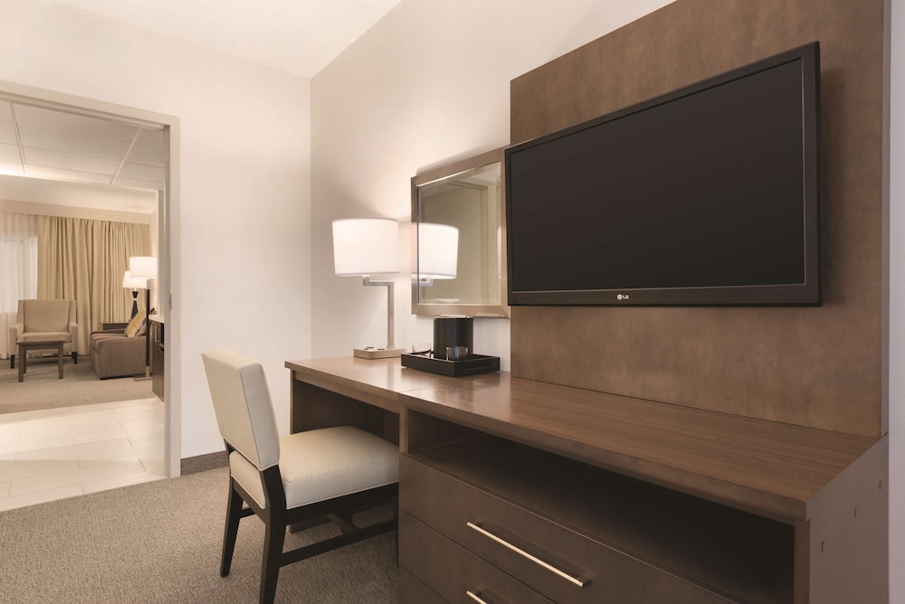 Embassy Suites by Hilton Milwaukee Brookfield - photo 15