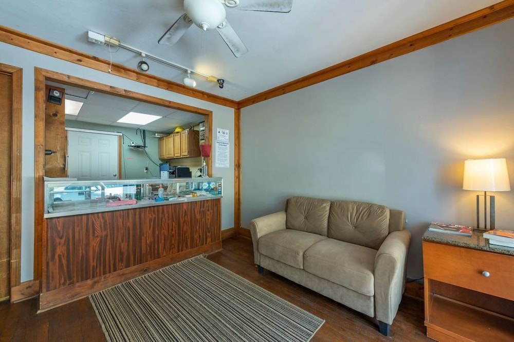 Geneva Hotel & Tiki Bar - photo 5