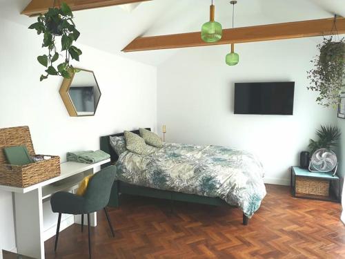 Stylish Apartment In Horsham With Parking And Own Entrance 20707019 — Horsham