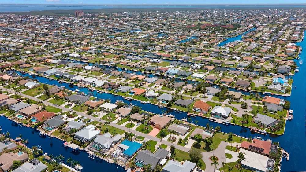 Sunshine Escape — 4-Star Luxury Hotel in Cape Coral, United States