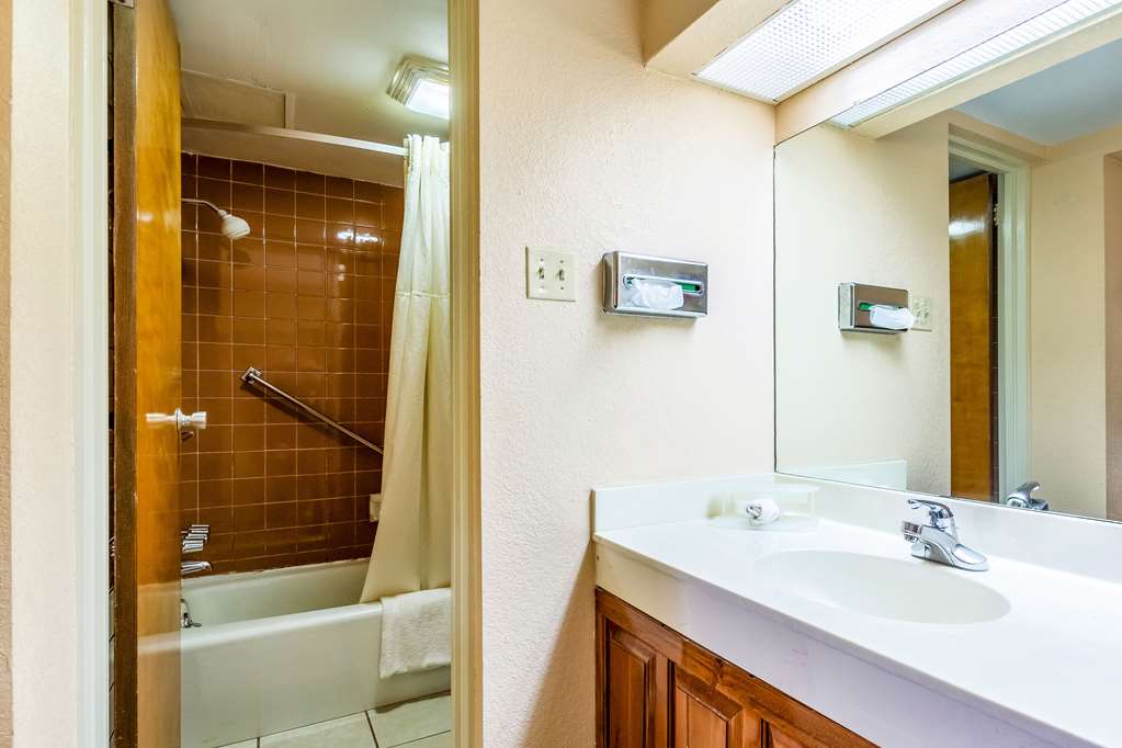 Econo Lodge Rocky Top - photo 18