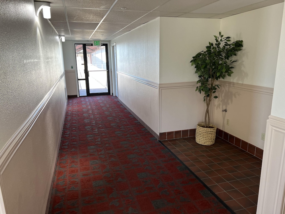 Days Inn by Wyndham Lake Point - photo 26