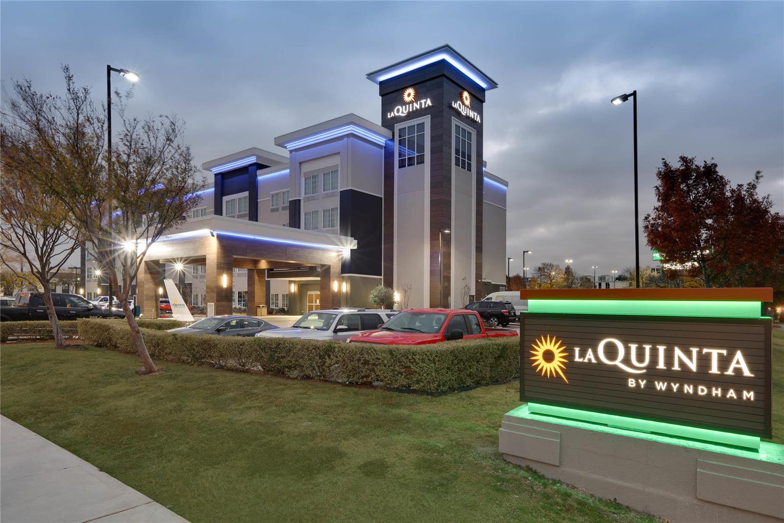 La Quinta Inn & Suites by Wyndham Dallas Love Field - photo 4