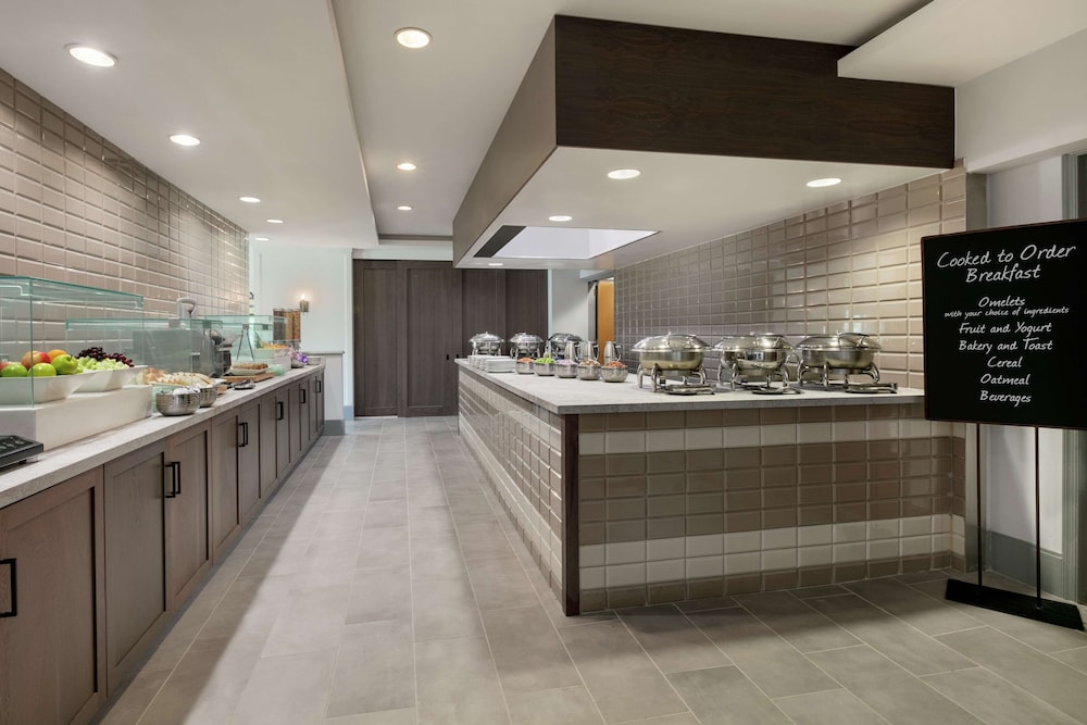 Embassy Suites by Hilton Philadelphia Valley Forge - photo 35