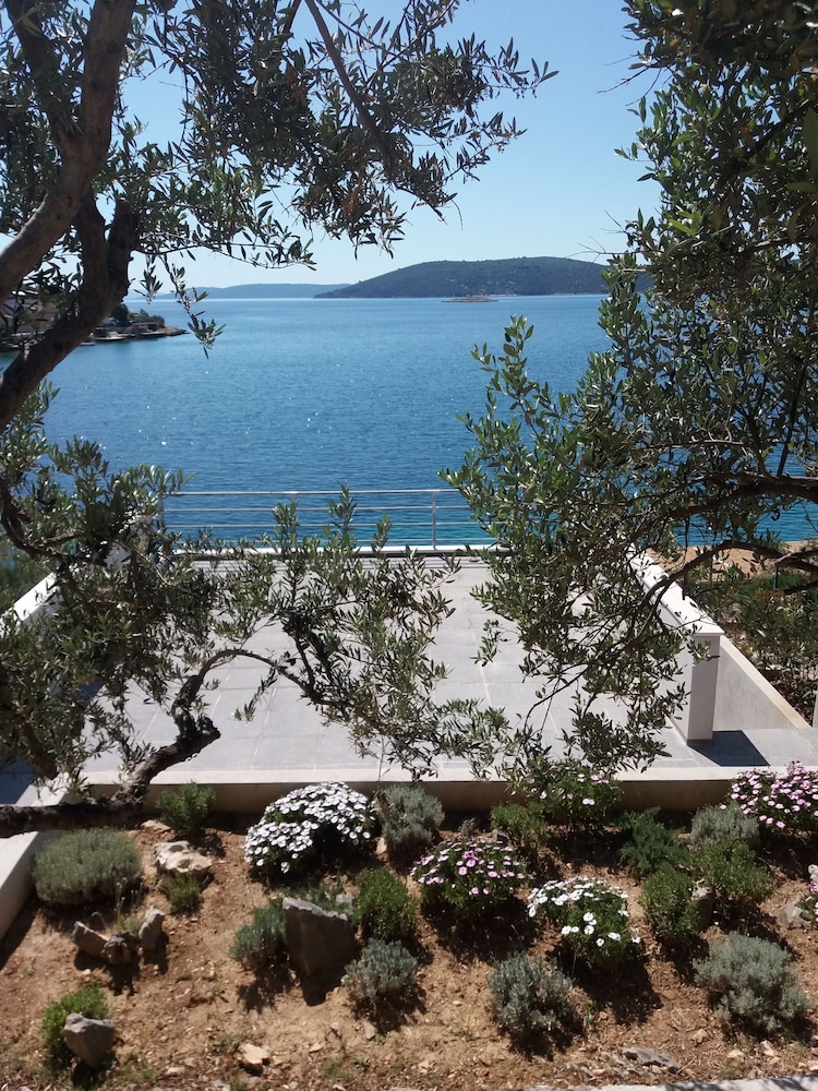 Holiday Rental House — 4-Star Luxury Hotel in Marina, Croatia