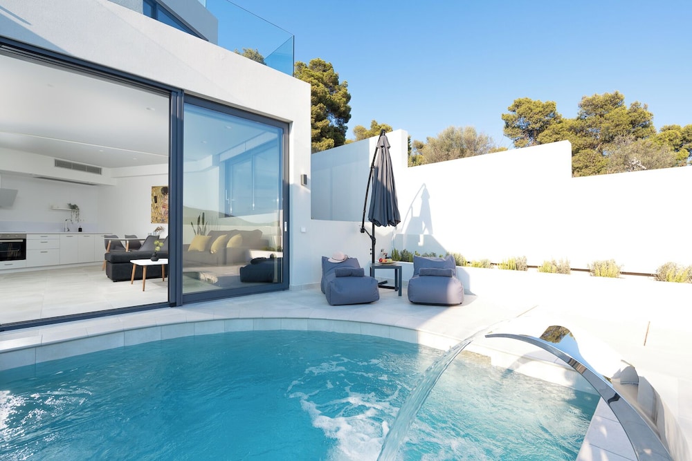 White Cliff Luxury Suites — 4-Star Luxury Hotel in Limin Mesoyaias, Greece