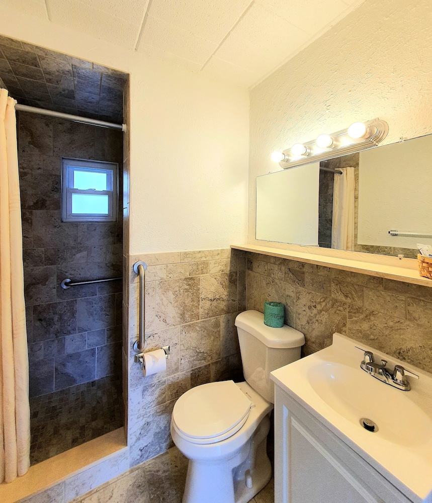 The Coral Sands Motel - photo 42