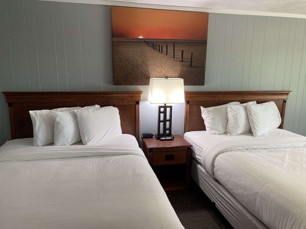 Elk Rapids Lakeshore Inn - photo 7
