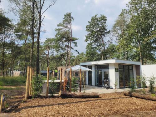 Sallands Chalet Hellendoorn met Hottub en Sauna — 4-Star Luxury Hotel in Haarle, Netherlands