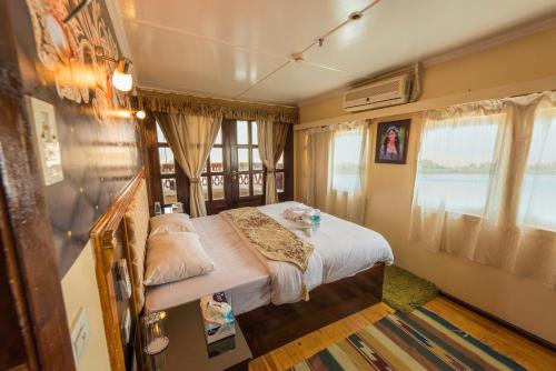 Dahabiya ECO Queen Cleopatra — hotel in Isna