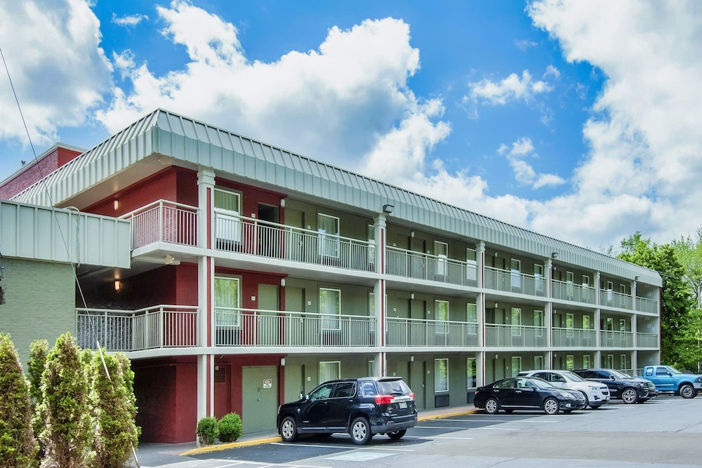 Days Inn & Suites by Wyndham Johnson City - photo 26