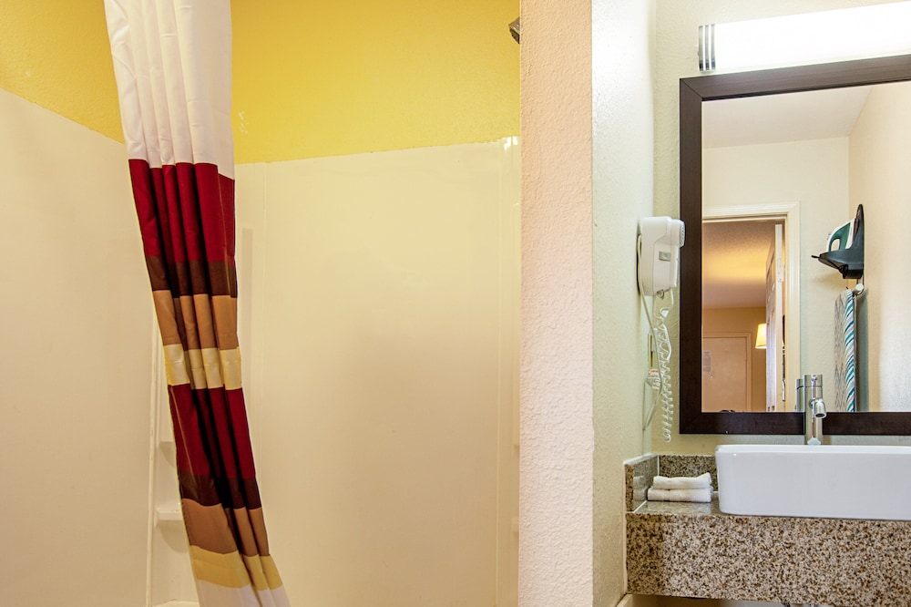 Red Roof Inn Scottsburg - photo 15