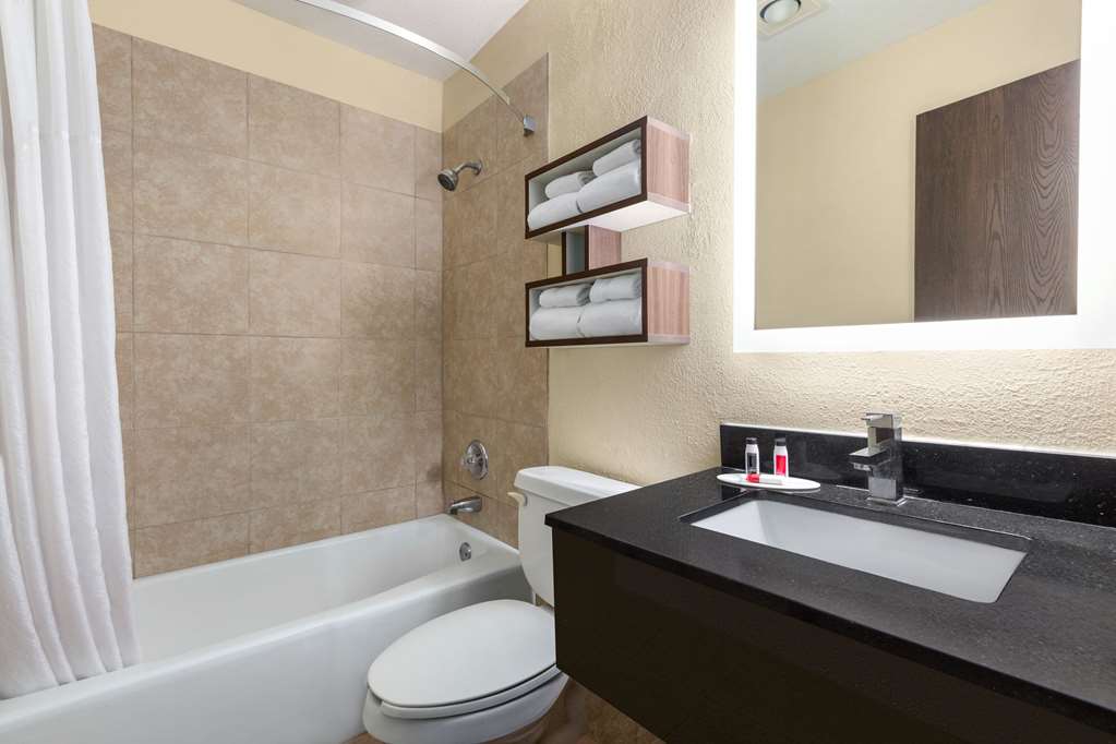 Howard Johnson by Wyndham Waterloo Cedar Falls - photo 30
