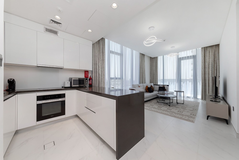 Spacious 1 BR Lagoon — 4-Star Luxury Hotel in Dubai, United Arab Emirates