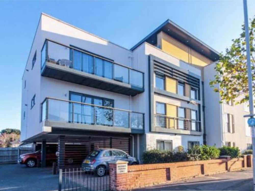 Charming 2 bed Apartment in Christchurch — 4-Star Luxury Hotel in Christchurch, United Kingdom