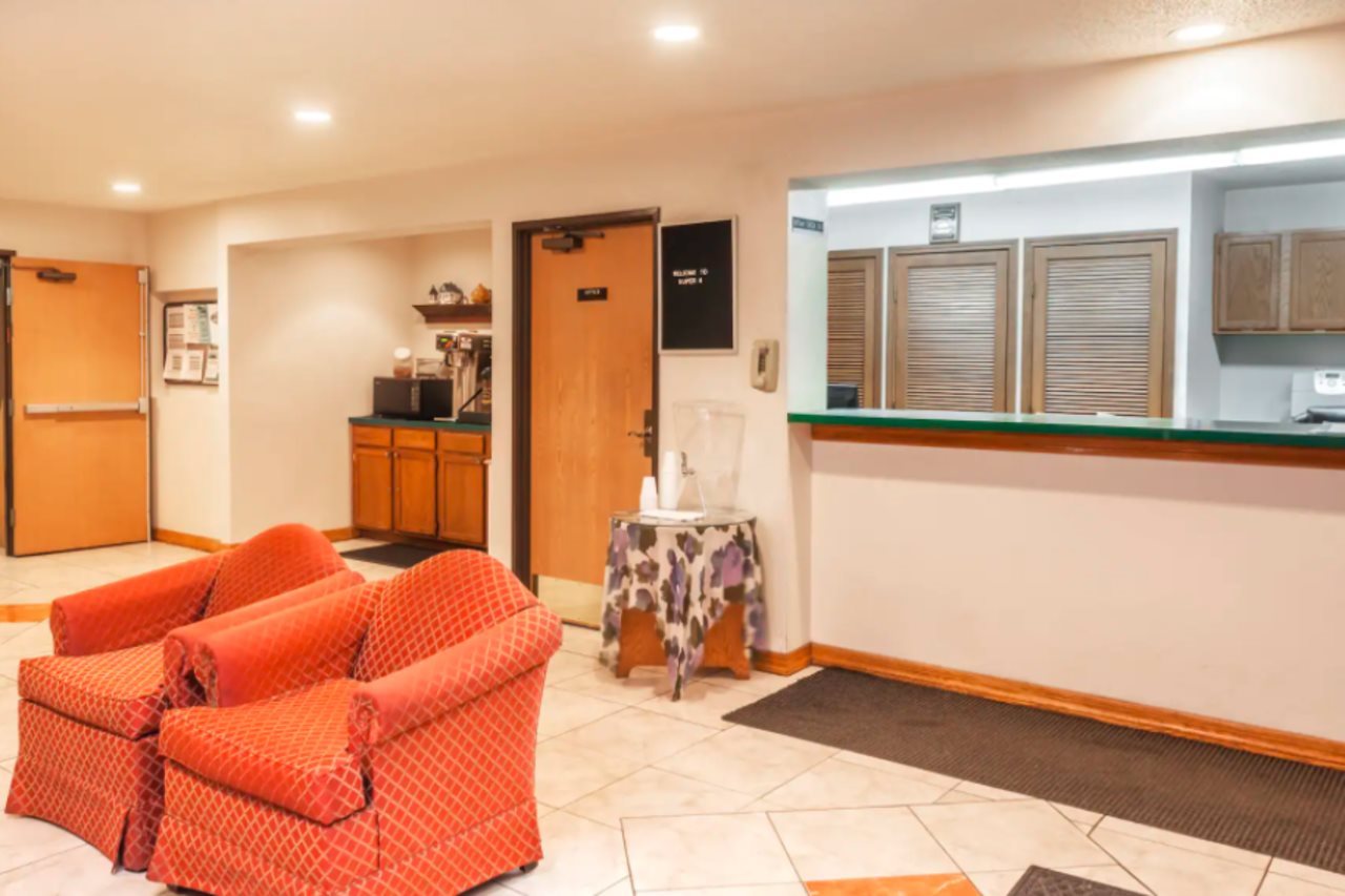 Oyo Hotel Portage I 94 - photo 4