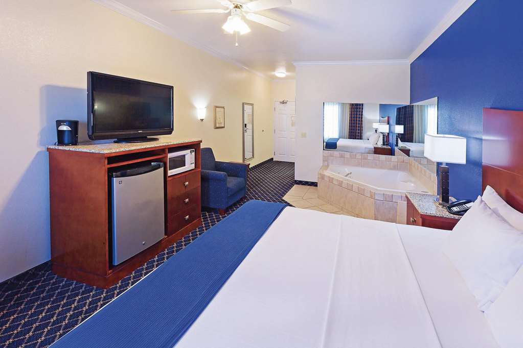 La Quinta Inn & Suites by Wyndham Dalhart - photo 31